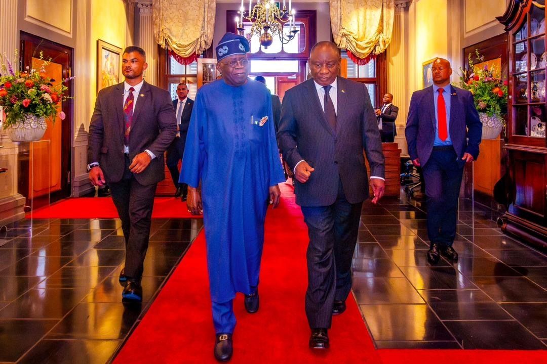 Nigerian President Bola Ahmed Tinubu (L) meets with South African President Cyril Ramaphosa (R).