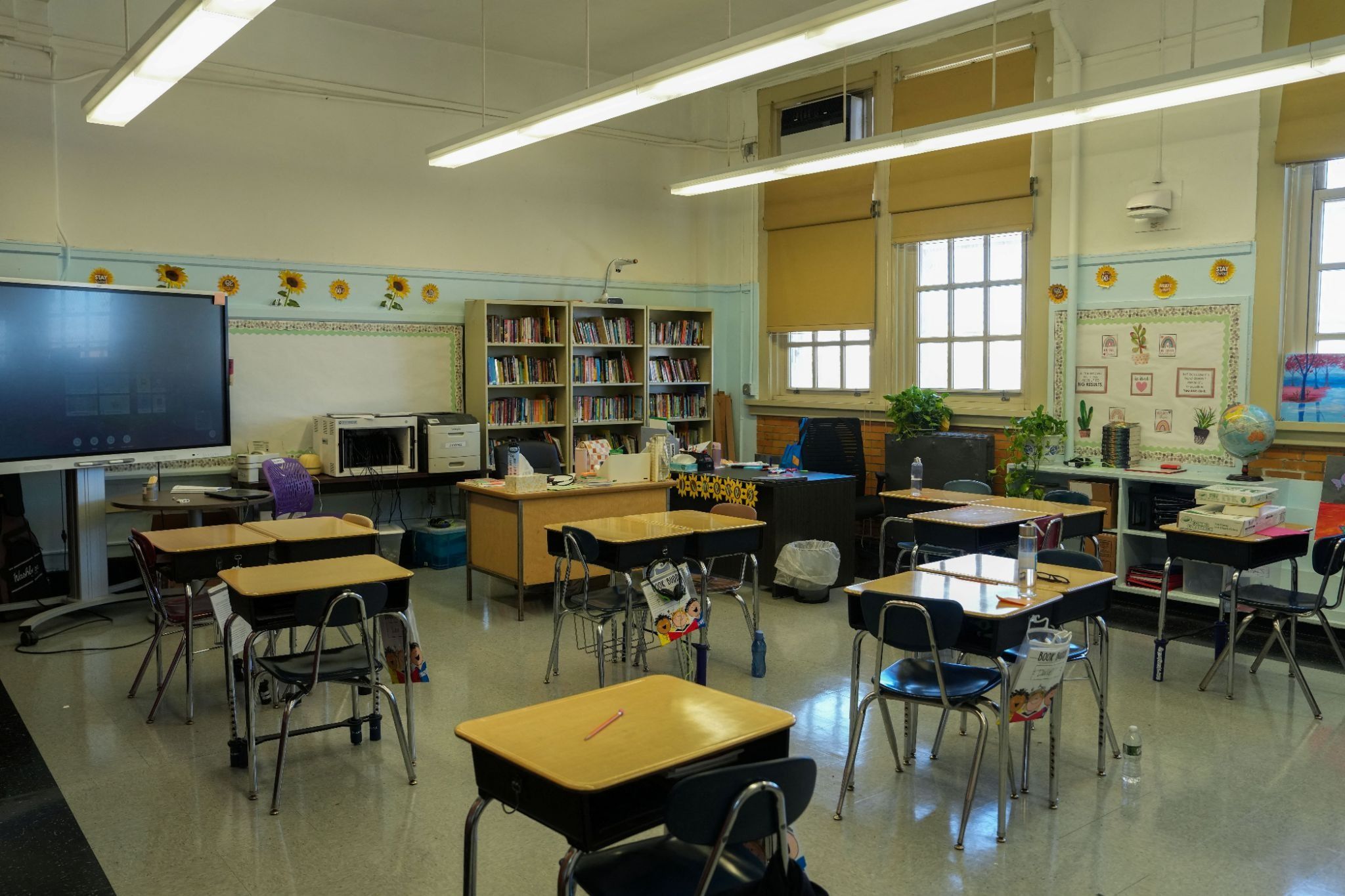 A picture of a classroom. 