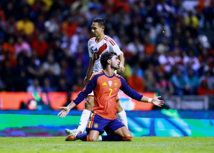 Friendly match between Peru and Spain in Mexico ahead of the World Cup.