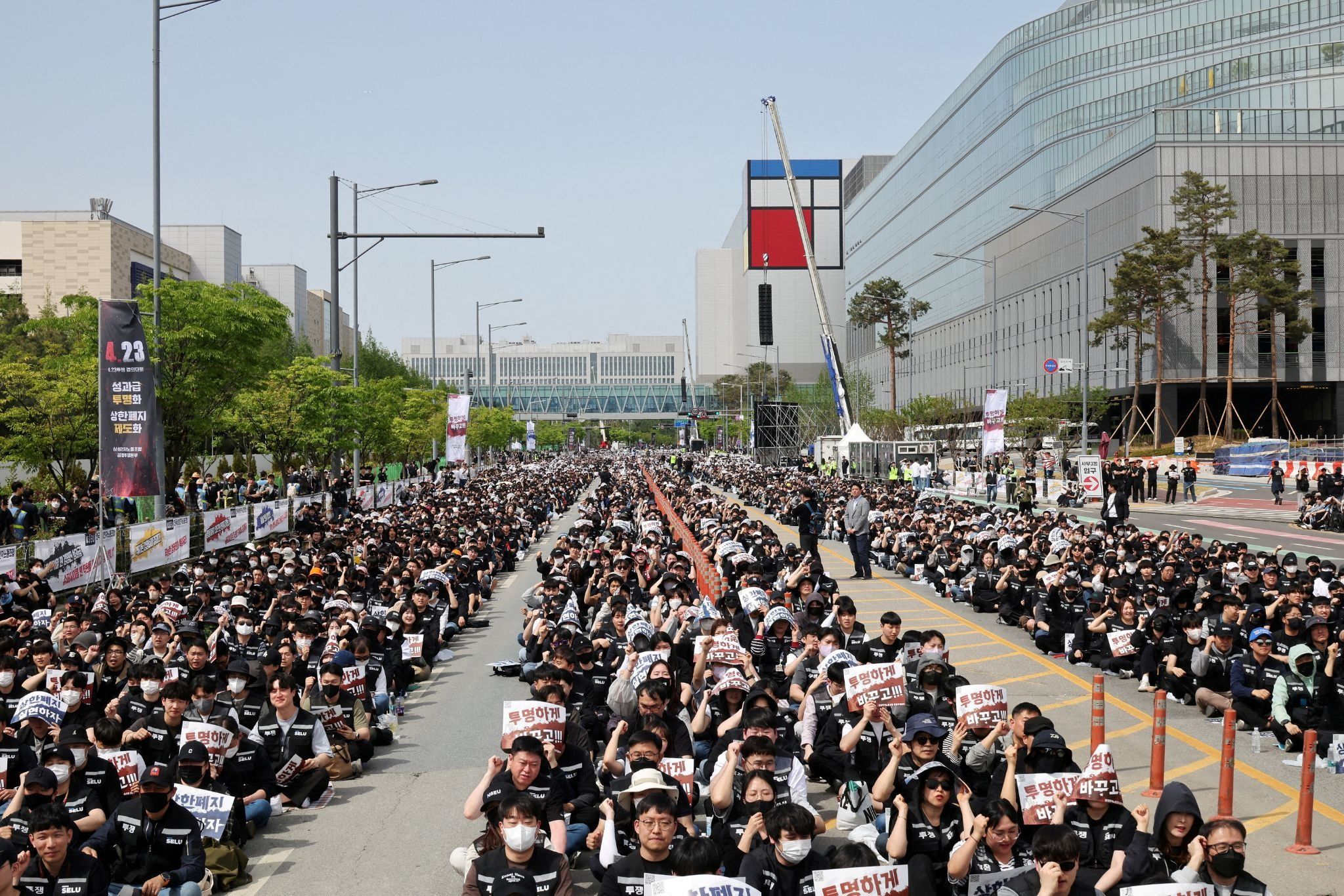 Samsung employees demonstrate in the streets