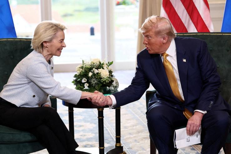 Donald Trump shakes hands with European Commission President Ursula von der Leyen.