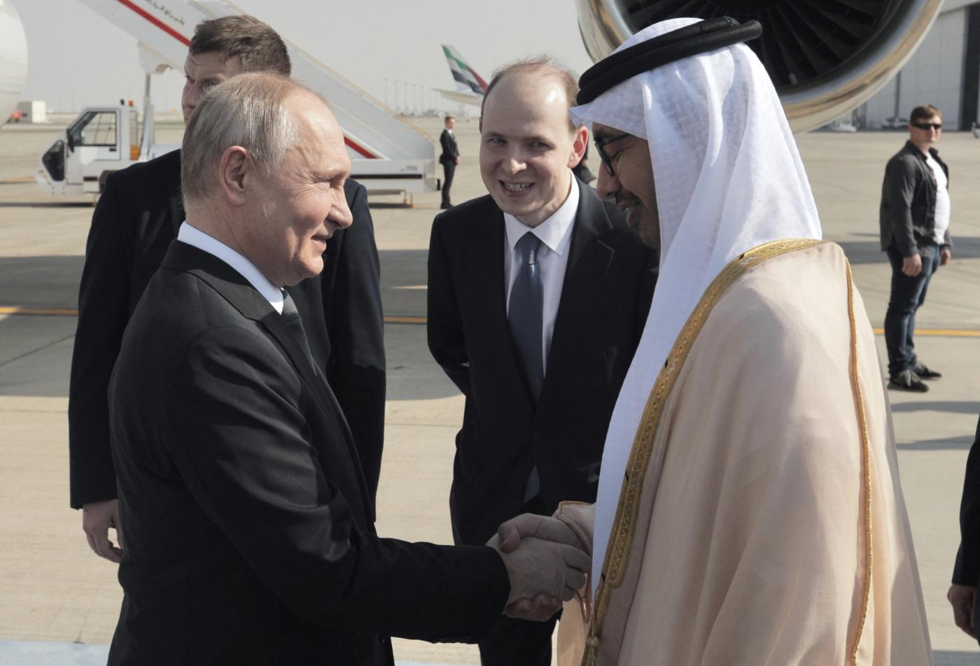 Russian President Vladimir Putin is welcomed by Minister of Foreign Affairs of the United Arab Emirates Sheikh Abdullah bin Zayed bin Sultan Al Nahyan upon arrival at the Abu Dhabi International Airport, United Arab Emirates December 6, 2023. Sputnik/Andrey Gordeev/Pool via REUTERS