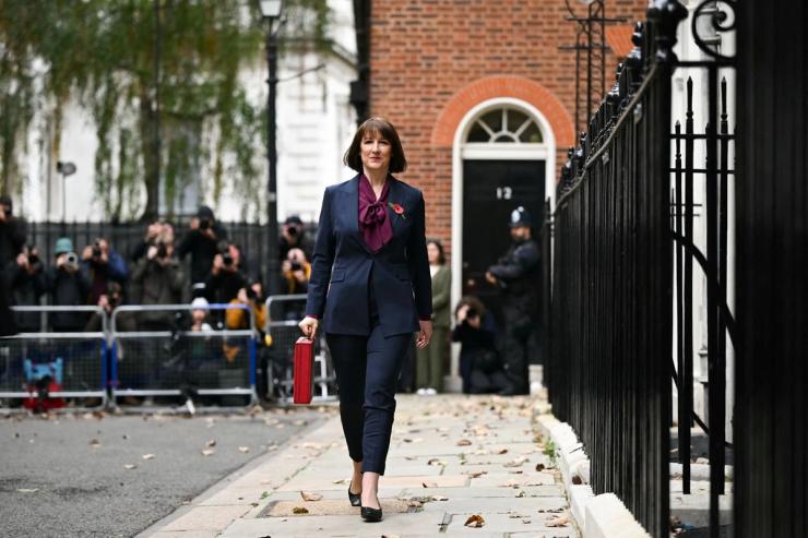 Chancellor Rachel Reeves pictured carrying a red box at Downing Street ahead of the Autumn Budget