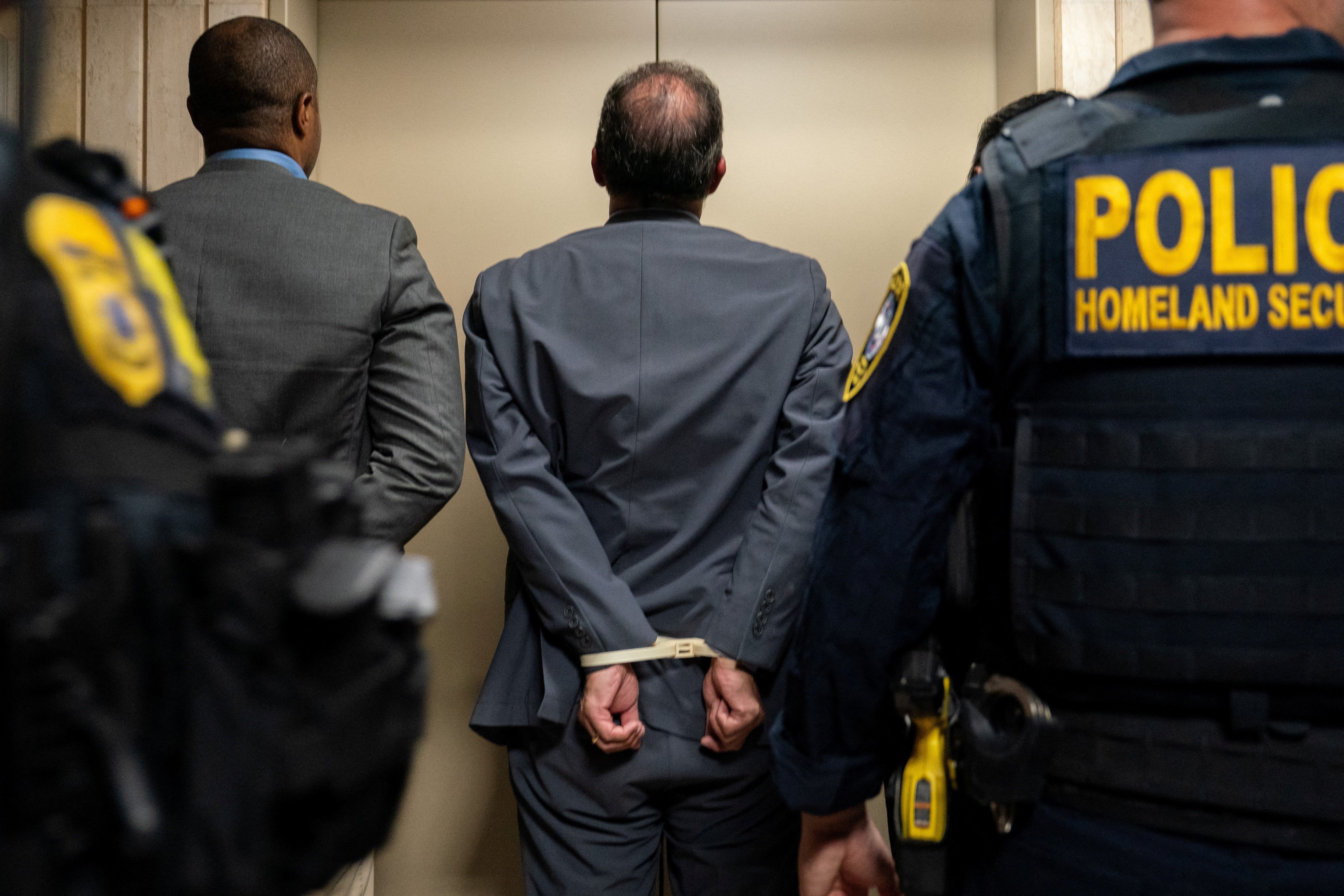 纽约市审计长布拉德·兰德和其他当地政客被拘留。