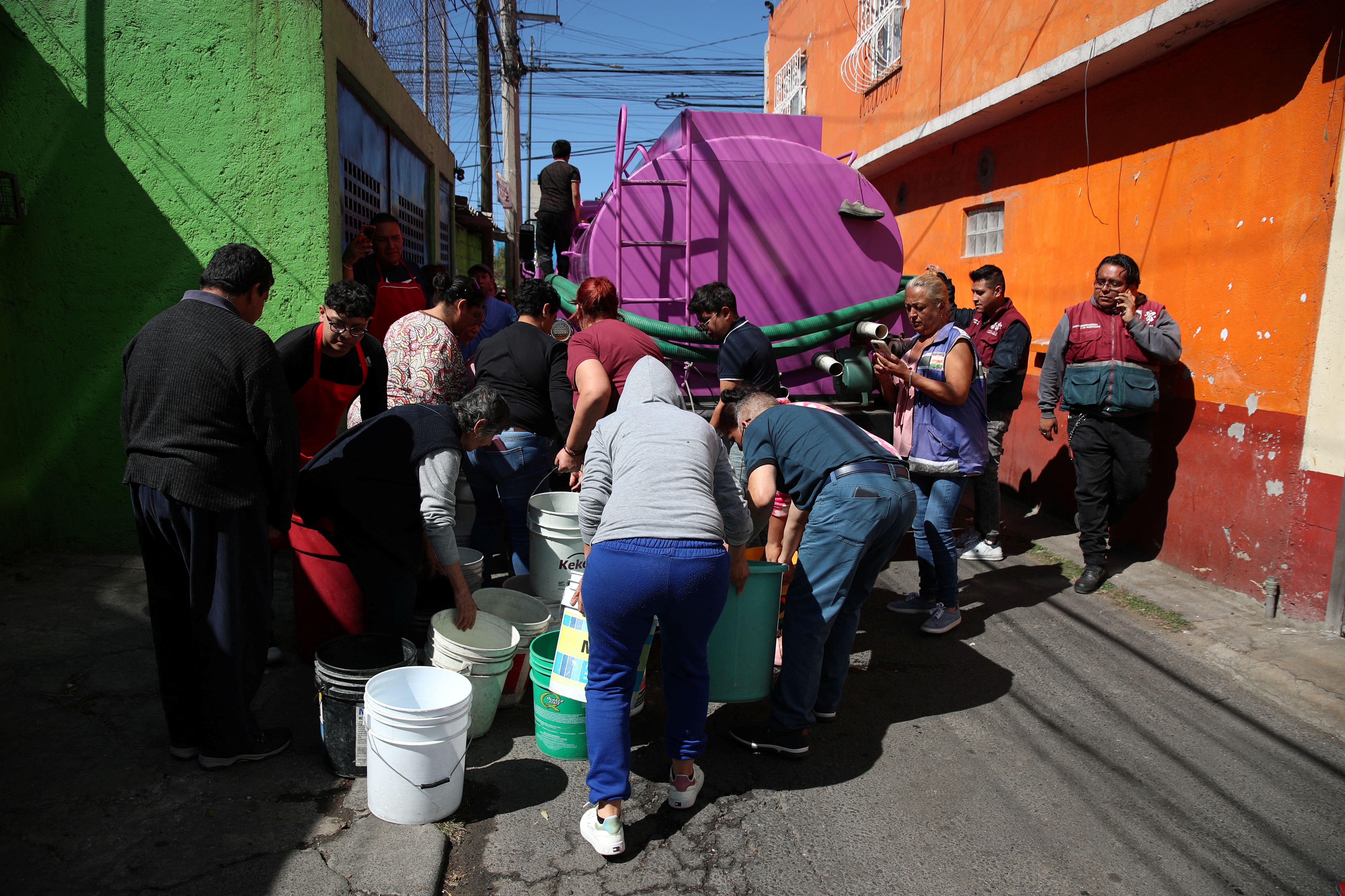 Residents wait their turn to receive water from a truck in the Azcapotzalco neighborhood, as tensions over water scarcity in Mexico City, one of Latin America’s largest capitals, are boiling over as residents in some neighborhoods protest weeks-long dry spells in their homes, in Mexico City, Mexico January 26, 2024. REUTERS/Henry Romero