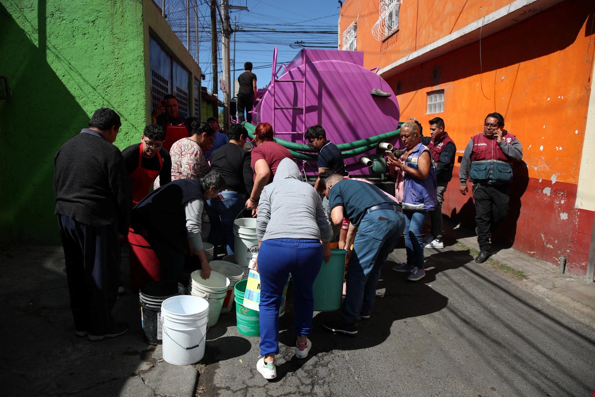 Residents wait their turn to receive water from a truck in the Azcapotzalco neighborhood, as tensions over water scarcity in Mexico City, one of Latin America's largest capitals, are boiling over as residents in some neighborhoods protest weeks-long dry spells in their homes, in Mexico City, Mexico January 26, 2024. REUTERS/Henry Romero