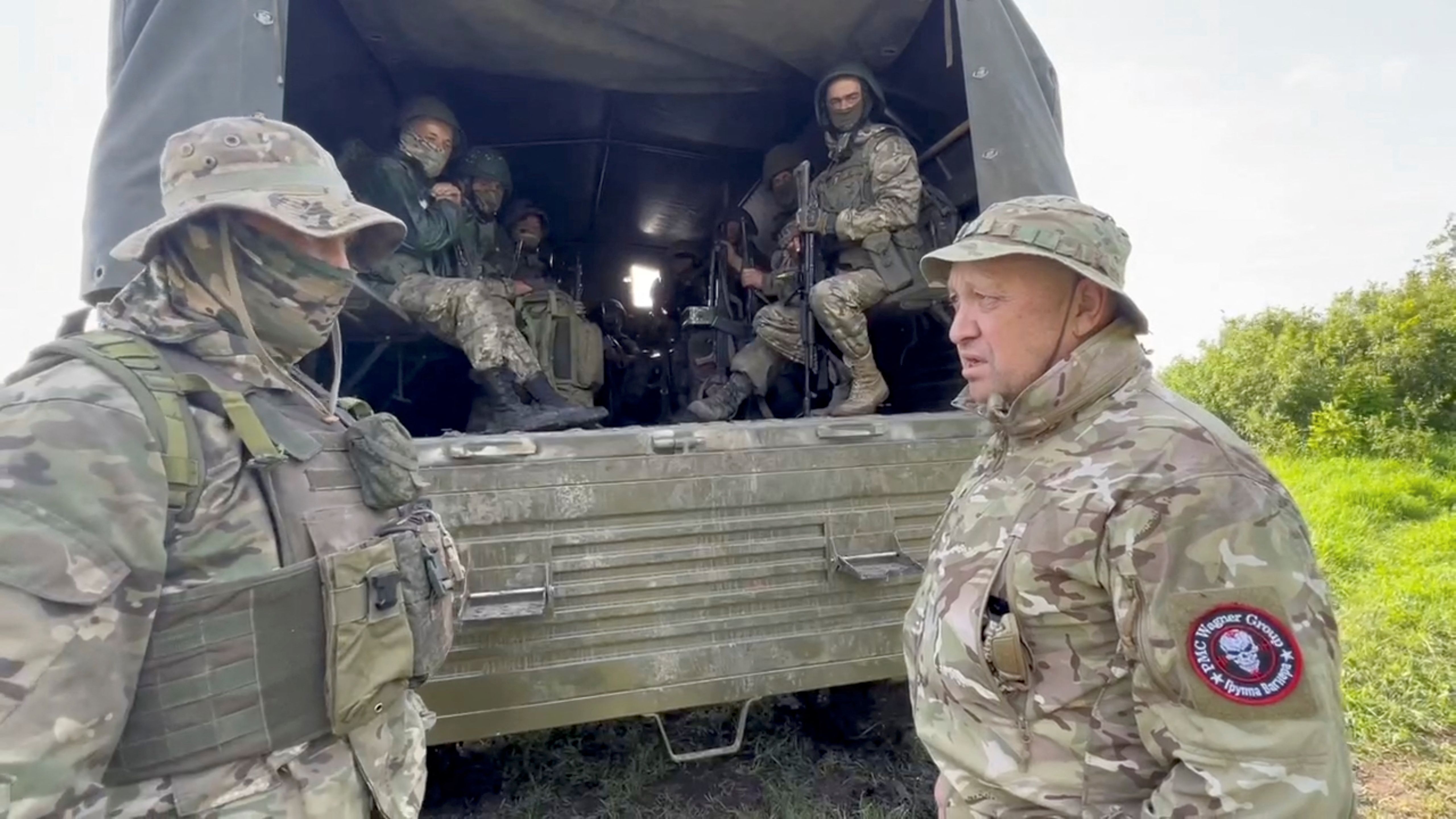 Founder of Wagner private mercenary group Yevgeny Prigozhin speaks with servicemen during withdrawal of his forces from Bakhmut and handing over their positions to regular Russian troops, in the course of Russia-Ukraine conflict in an unidentified location, Russian-controlled Ukraine, in this still image taken from video released June 1, 2023. Press service of “Concord”/Handout via REUTER