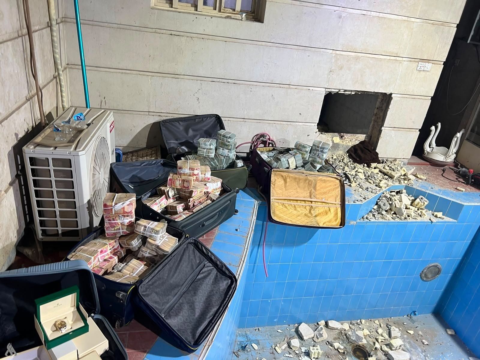 An image of cash and gold seized by Iraqi authorities.