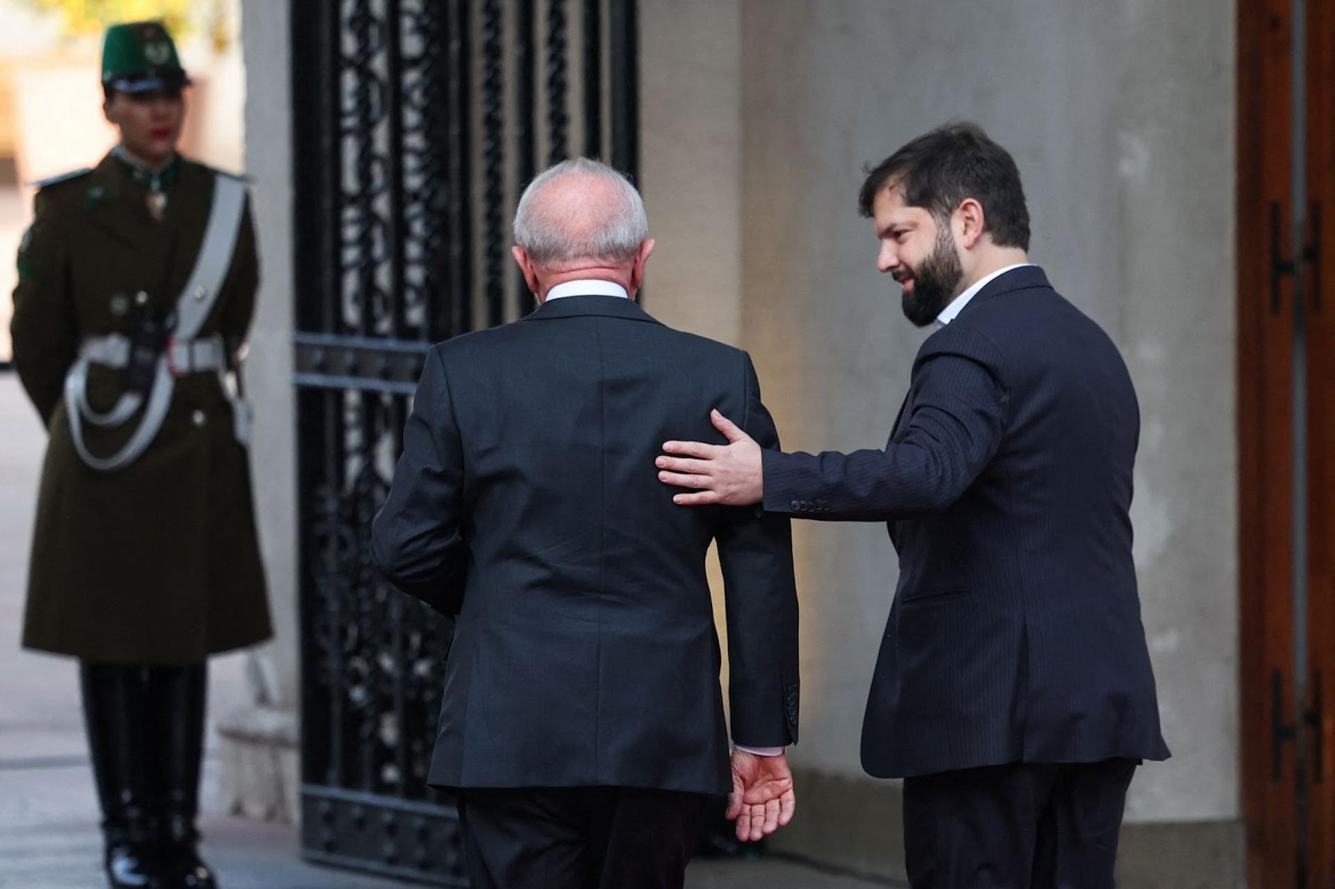 Brazil’s President Luiz Inacio Lula da Silva (l) and Chile’s President Gabriel Boric (r).