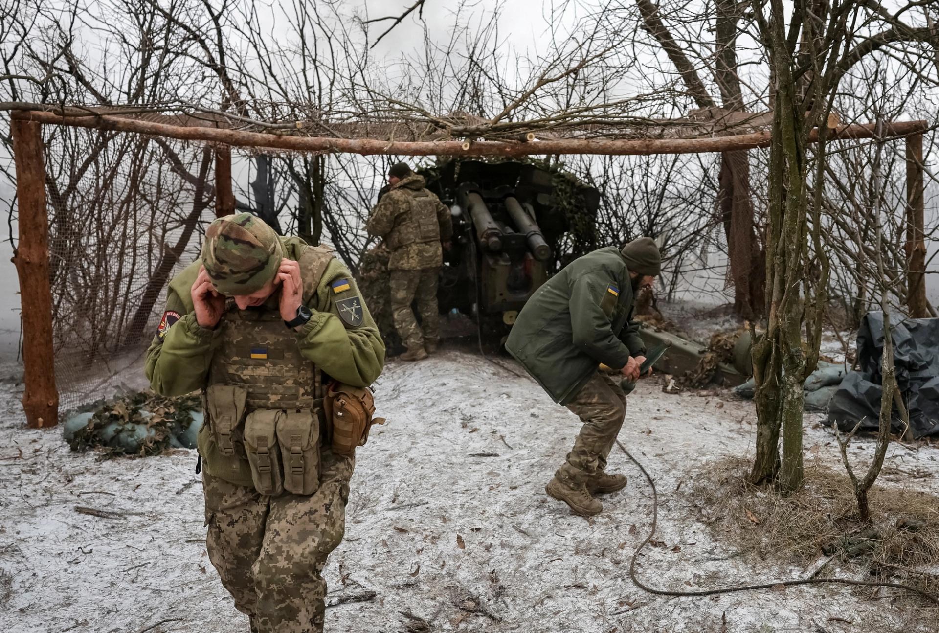 Servicemen of the 32nd Separate Mechanised Brigade of the Armed Forces of Ukraine fire a D-20 howitzer toward Russian troops.