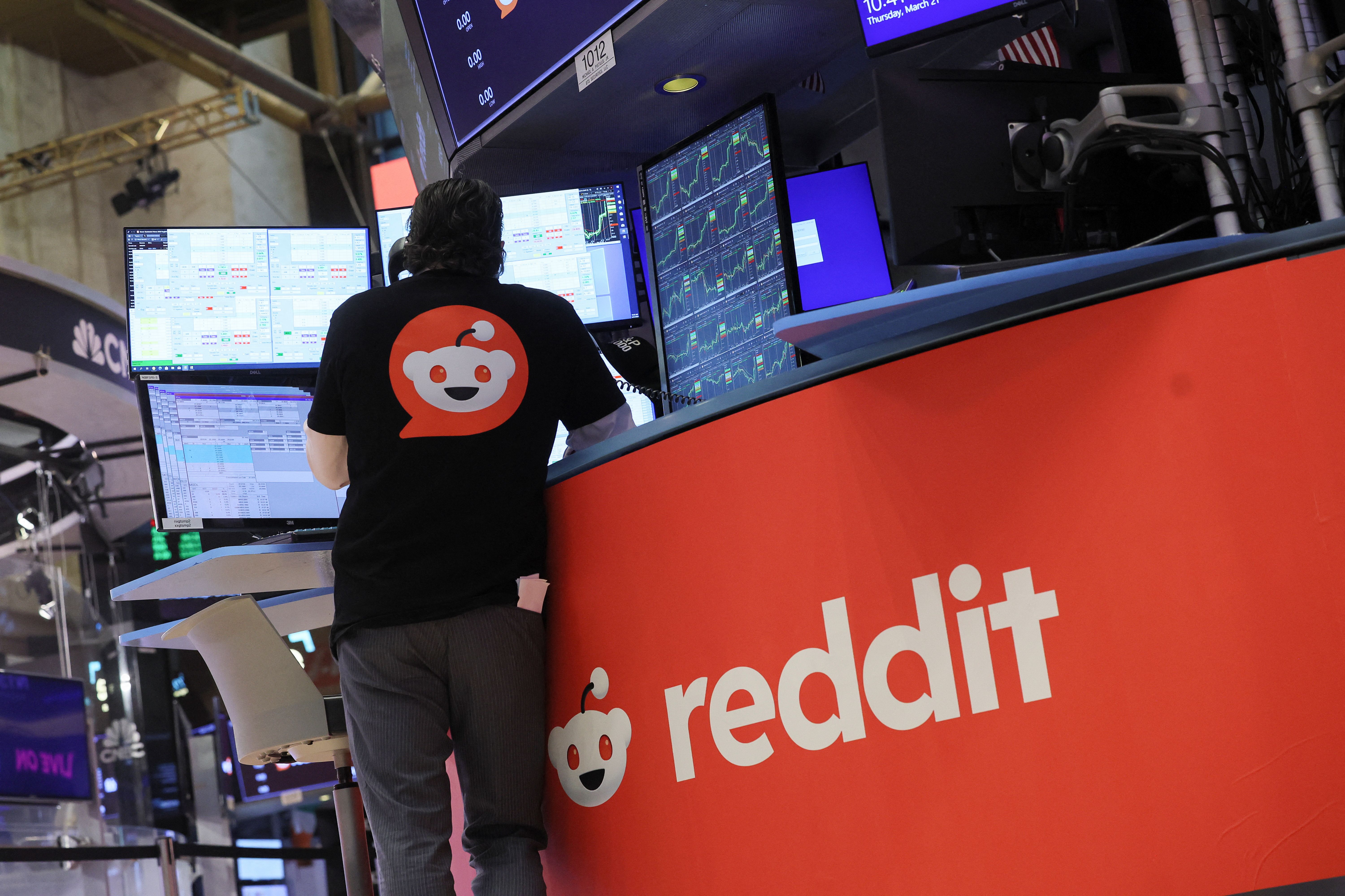 Man wearing reddit shirt at the NYSE