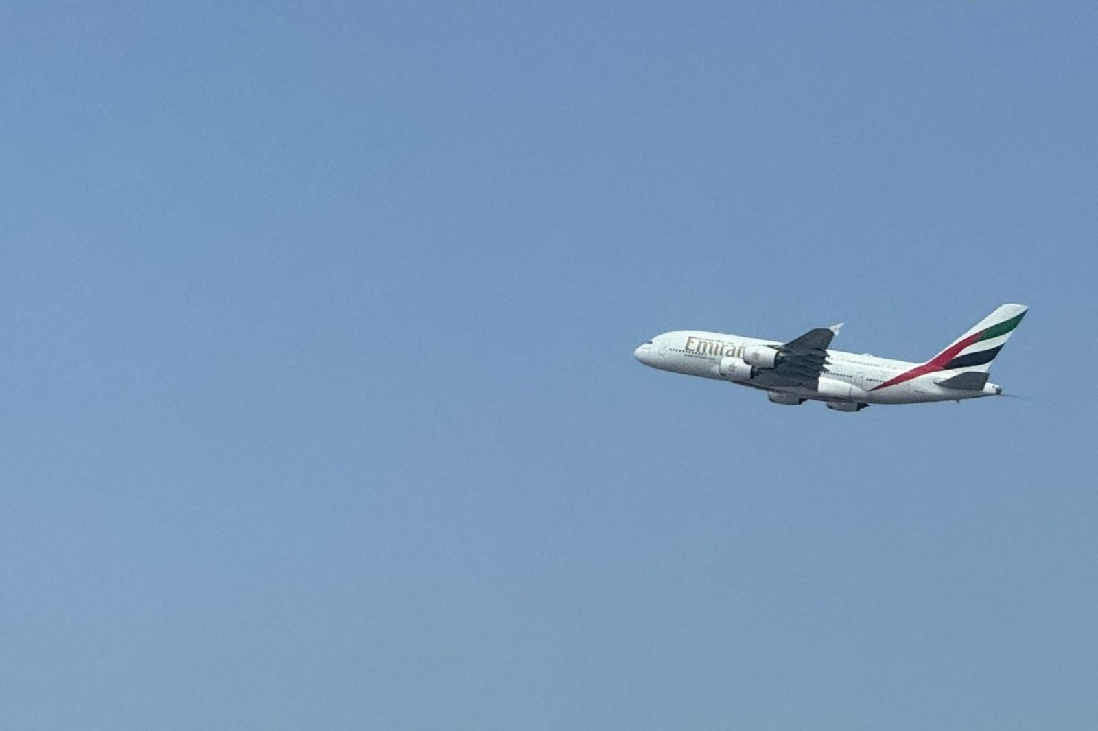 Un vuelo de Emirates despegando del aeropuerto de Dubai.
