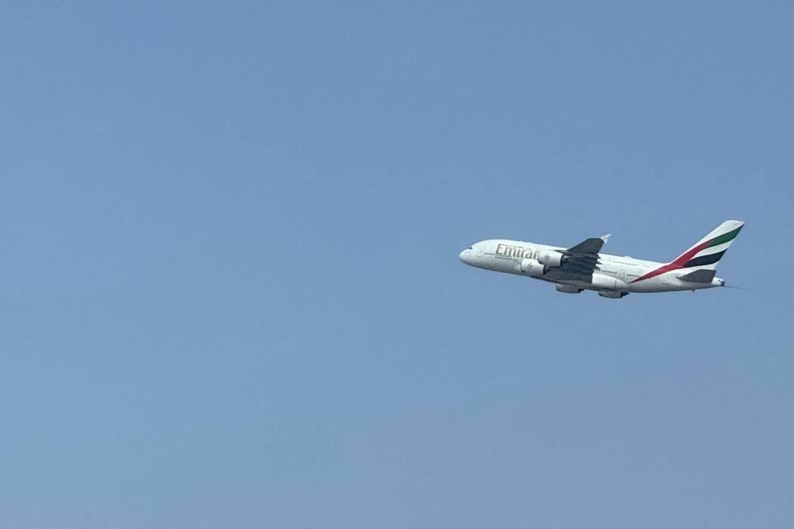 Un vuelo de Emirates despegando del aeropuerto de Dubai.