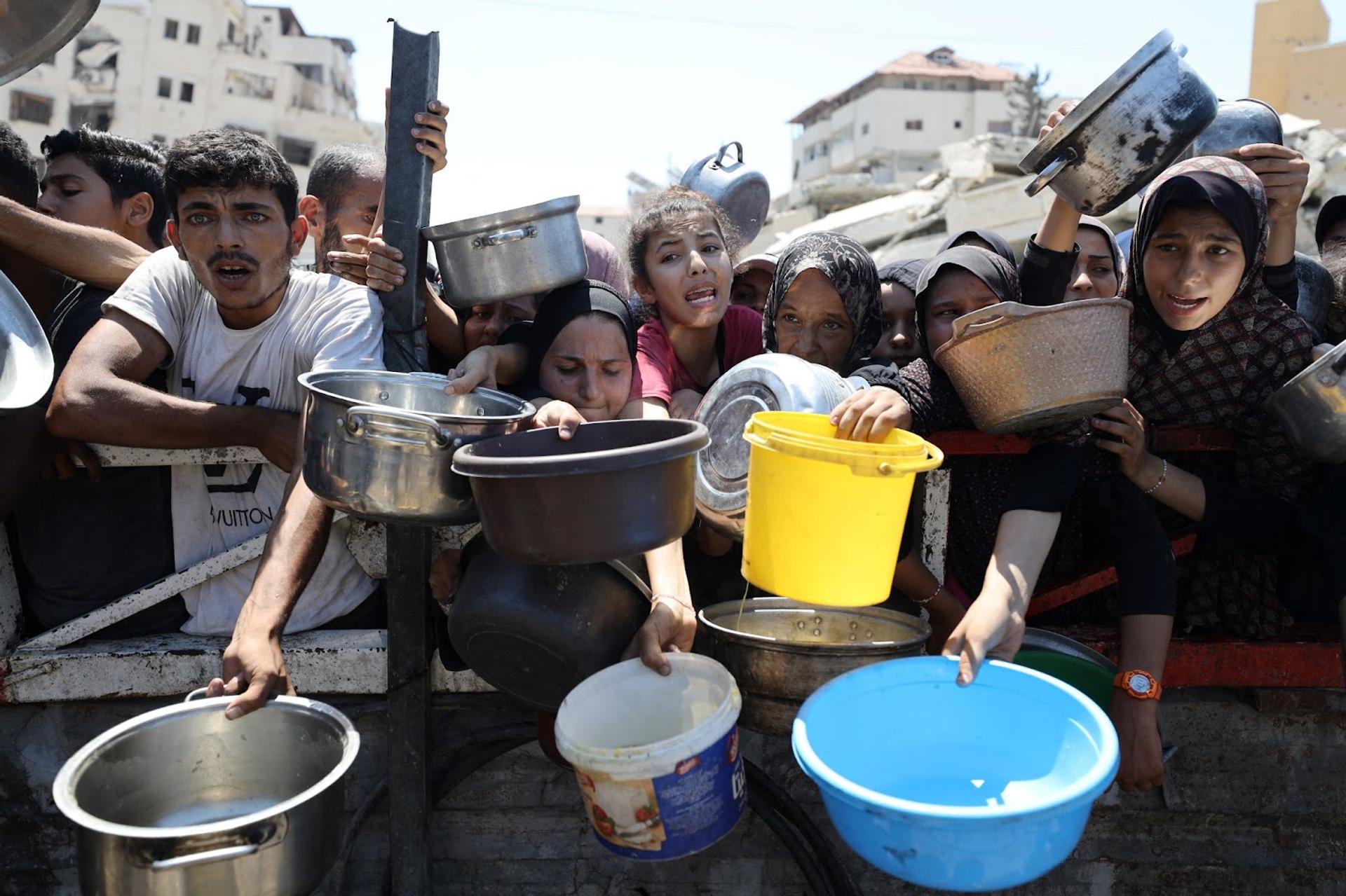 Gazans waiting for food. 