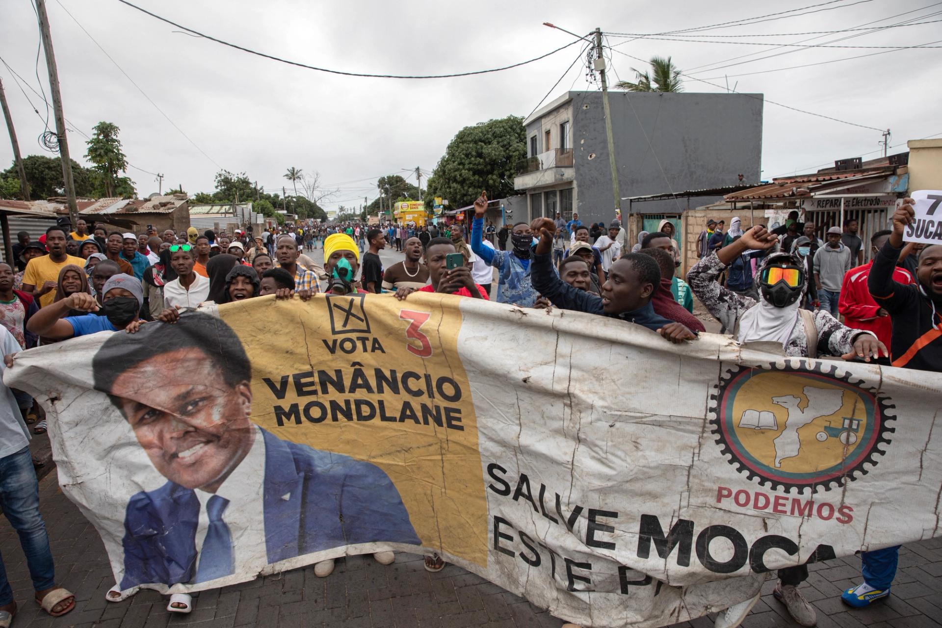 Mozambican protesters hold up banners in support of opposition leader Venâncio Mondlane.