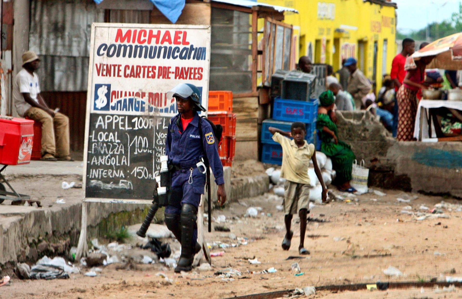 FILE PHOTO: Congolese riot policeman walks near a jail in Kinshasa October 26, 2006. REUTERS/Goran Tomasevic/File Photo
