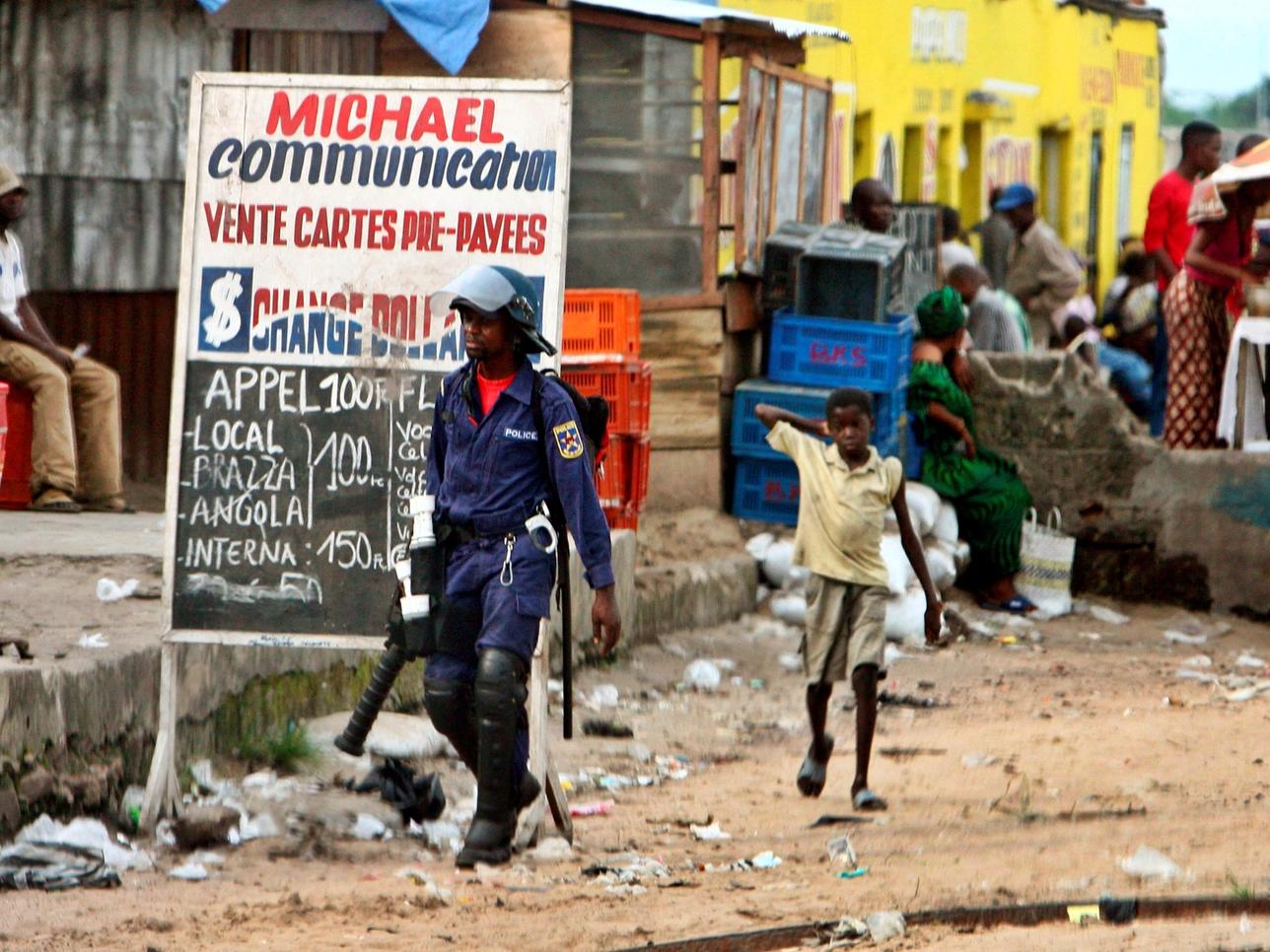 FILE PHOTO: Congolese riot policeman walks near a jail in Kinshasa October 26, 2006. REUTERS/Goran Tomasevic/File Photo