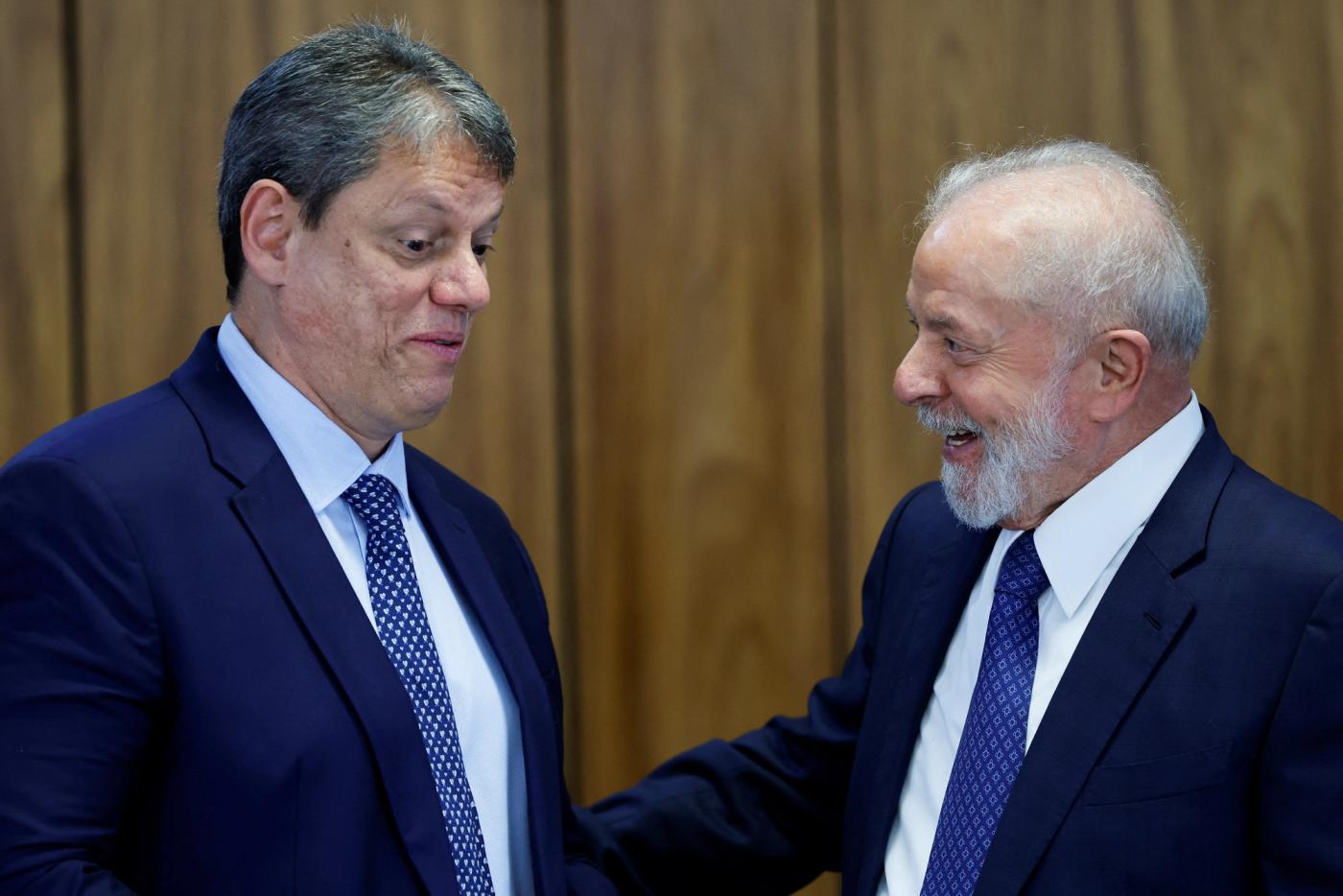 Brazil's president Luiz Inacio Lula da Silva talks with Sao Paulo's Governor Tarcisio de Freitas during a ceremony announcing investments by public banks in States, at the Planalto Palace in Brasilia, Brazil, December 12, 2023.
