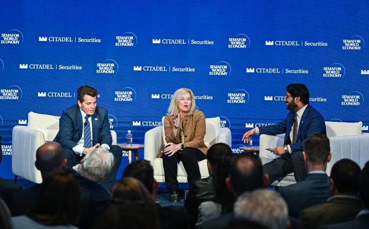 (L–R) Anthony Scaramucci, founder and managing partner of Skybridge Capital and Jenny Johnson, Franklin Templeton CEO, speak with Semafor’s Rohan Goswami.