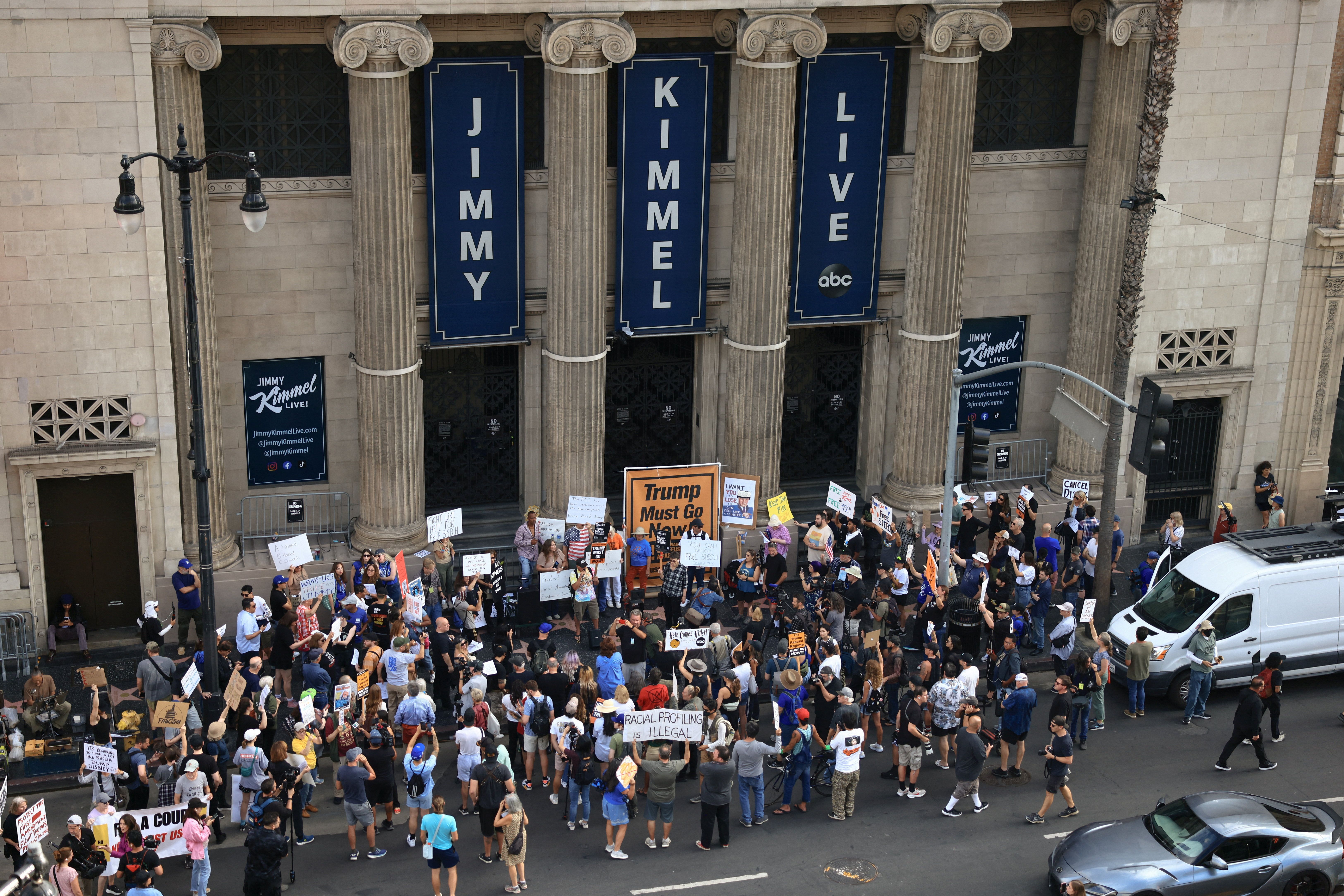 人们抗议吉米·坎摩尔被停职