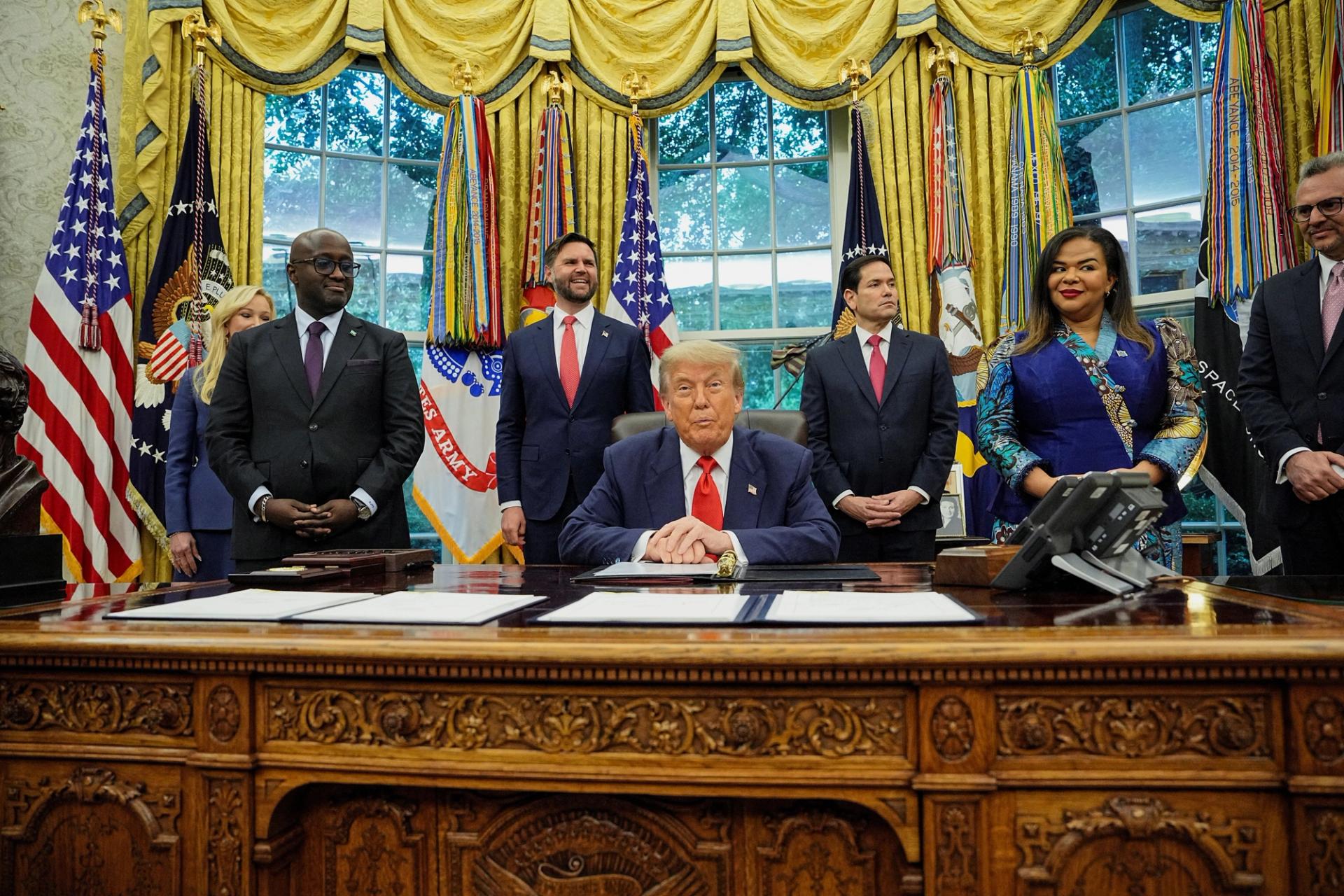 The foreign ministers of Rwanda and the DRC with US President Donald Trump. 