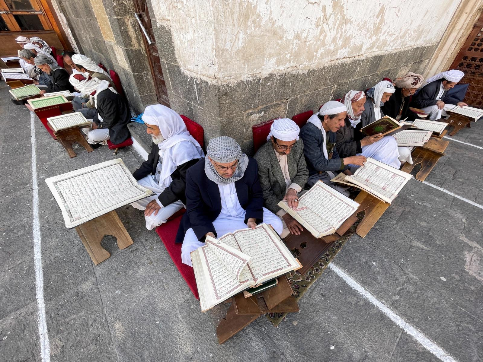 People read the Quran at the Grand Mosque ahead of the fasting month of Ramadan in Sanaa, Yemen March 22, 2023. REUTERS/Khaled Abdullah