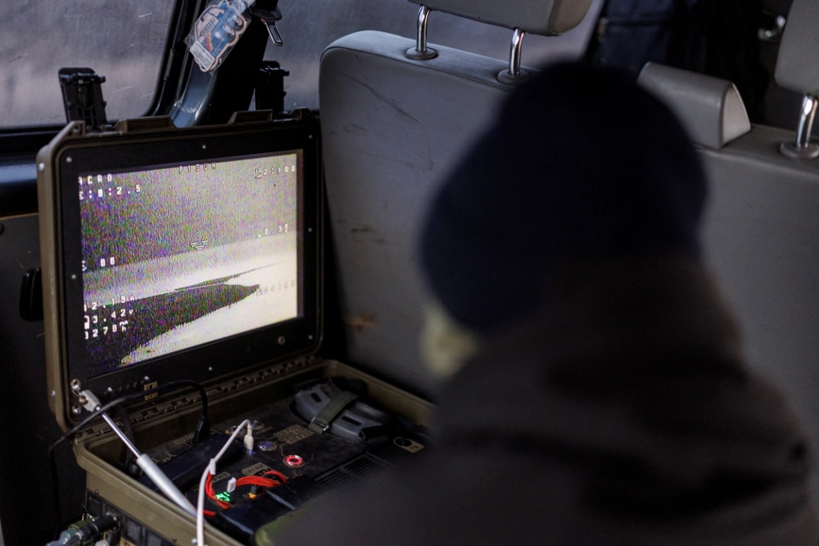 Miembros de una unidad de defensa aérea con un dron interceptor FPV P1-Sun.