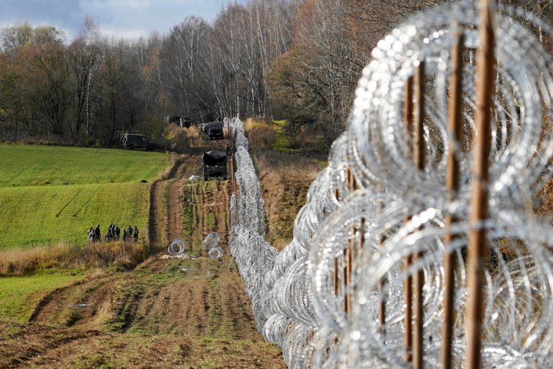 Soldiers build razor wire fence on Poland's border with Russia's exclave of Kaliningrad near Bolcie, Poland November 3, 2022.