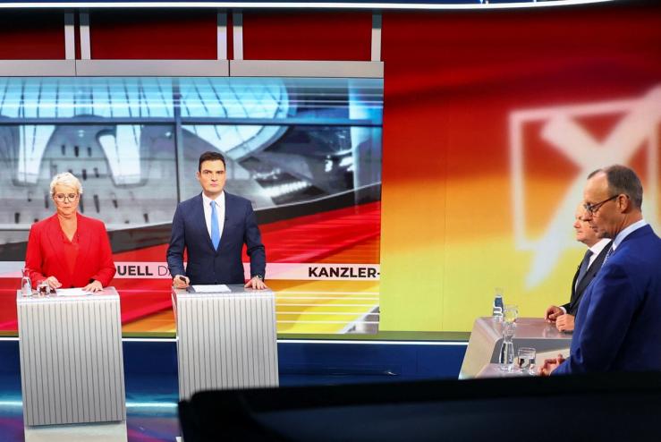 Marion Horn and Jan Philipp Burgard in a WELT TV studio.