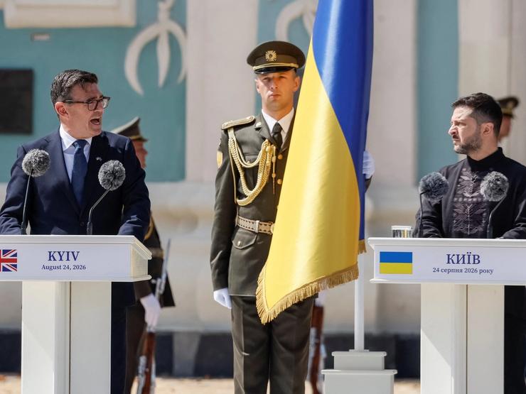 UK Prime Minister Andy Burnham (left) and Ukrainian President Volodymyr Zelenskyy (right) speak on the 35th Ukrainian Independence Day