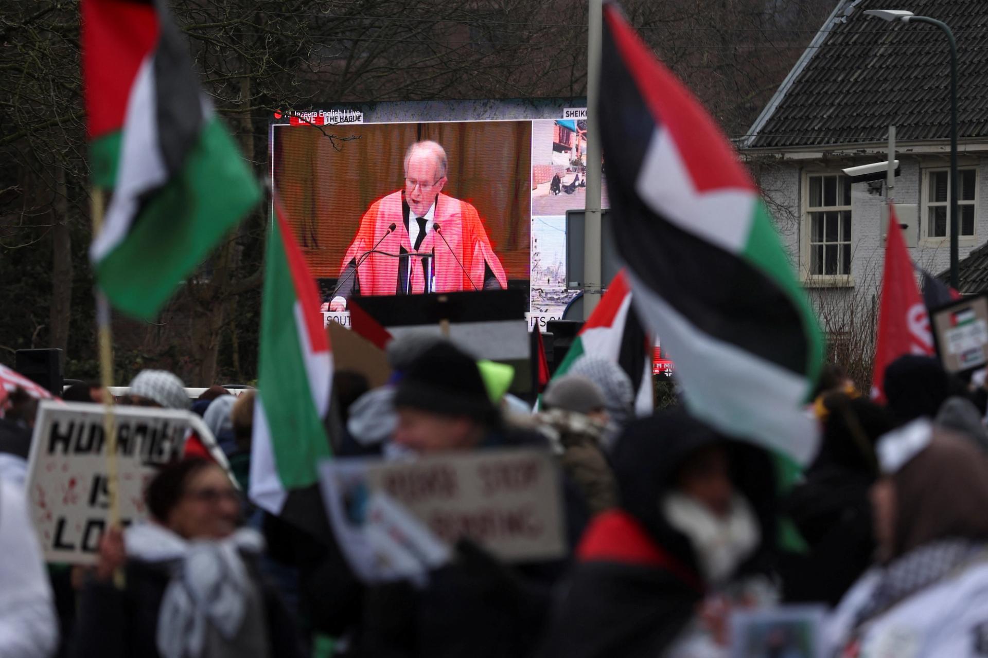 A view of a live broadcast displayed on a street as pro-Palestinian demonstrators protest near the International Court of Justice (ICJ) on the day judges hear a request for emergency measures to order Israel to stop its military actions in Gaza, in The Hague, Netherlands January 11, 2024. REUTERS/Thilo Schmuelgen