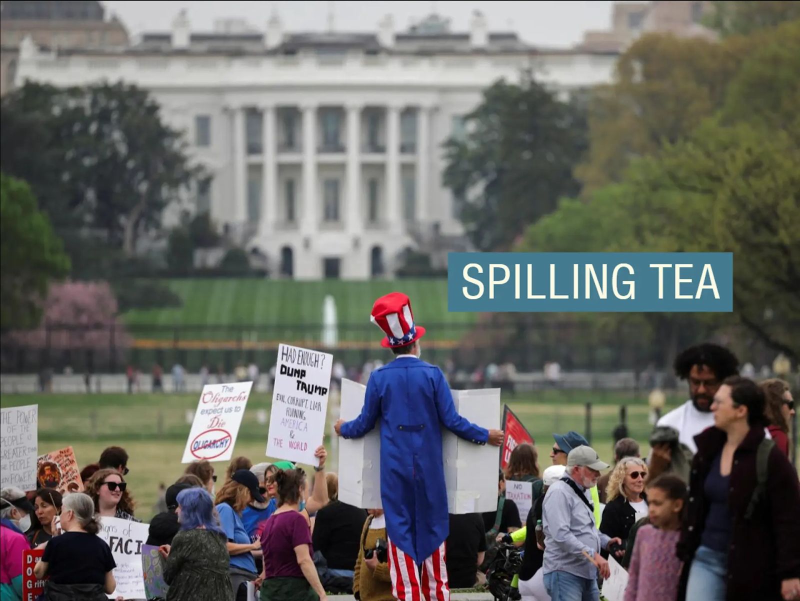 一名打扮成山姆大叔的男子举着标语，与美国总统唐纳德·特朗普和他的顾问埃隆·马斯克举行“放手！”示威活动。华盛顿特区华盛顿纪念碑上的抗议活动。