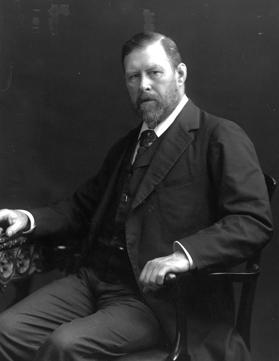 A photograph portrait of Bram Stoker.