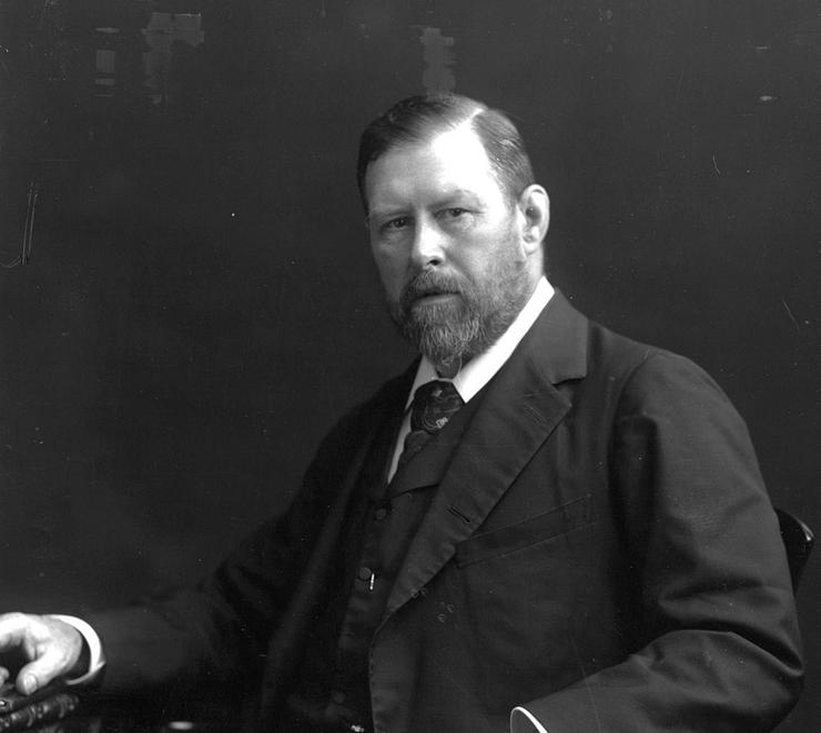 A photograph portrait of Bram Stoker.