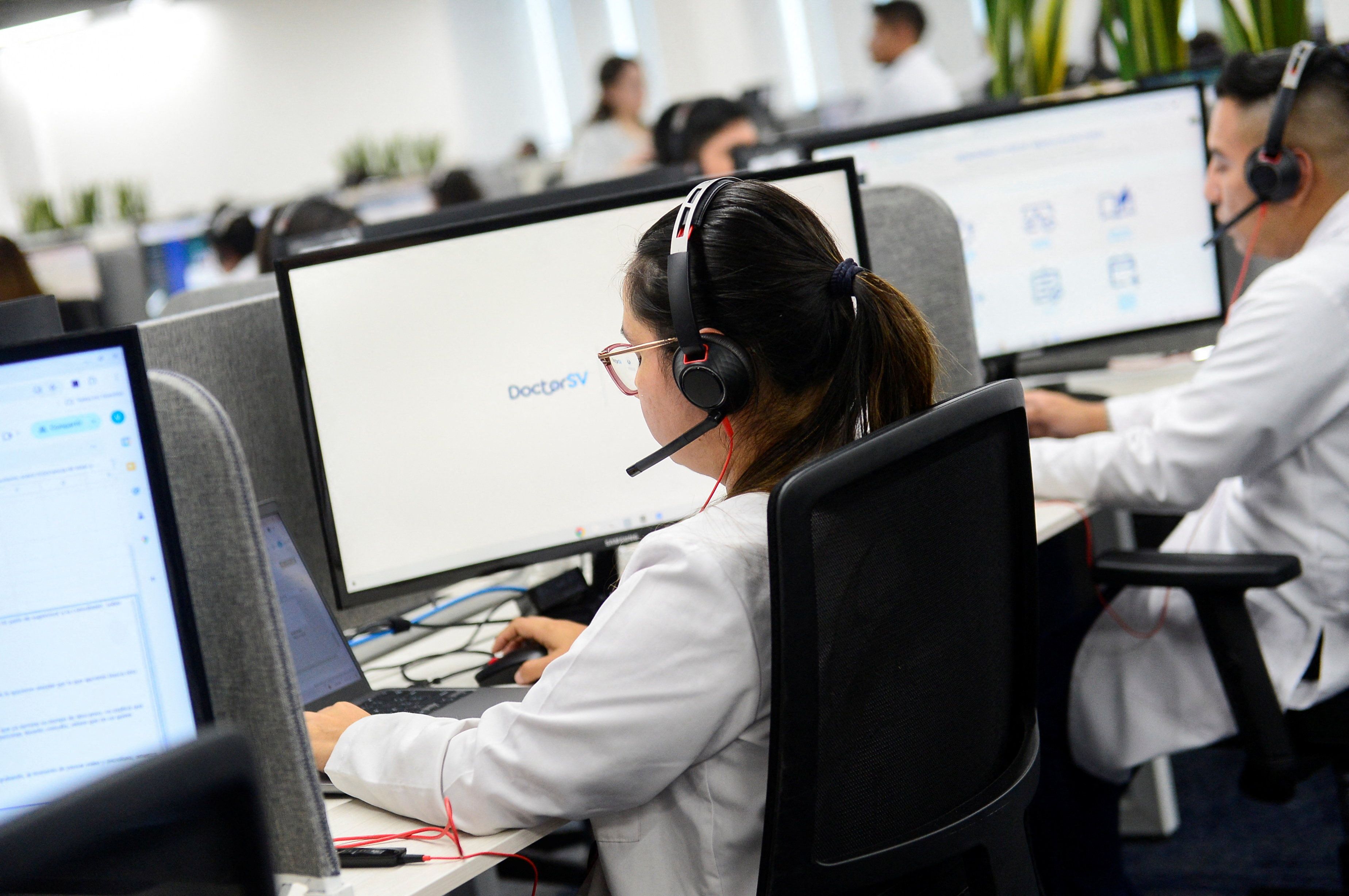 Wall Street firms tie bonuses and promotions to AI skills, survey finds