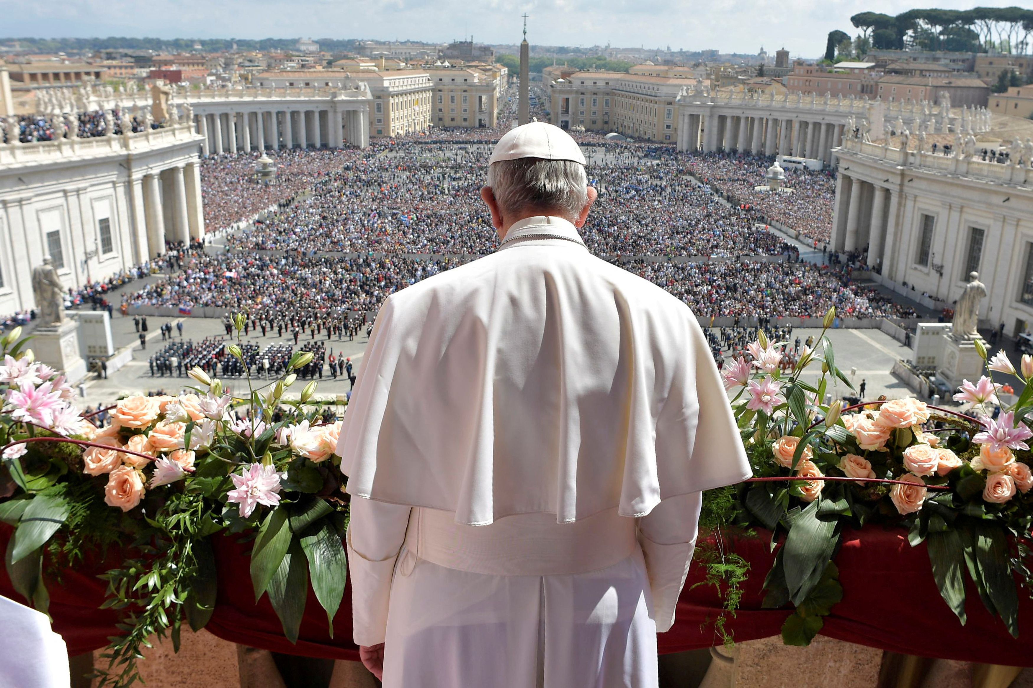 Pope Francis delivers his “Urbi et Orbi” speech in 2017.