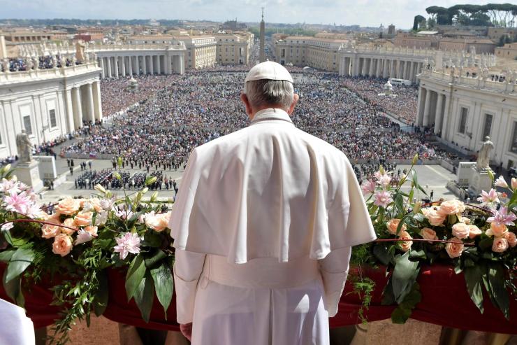 Pope Francis delivers his “Urbi et Orbi” speech in 2017.