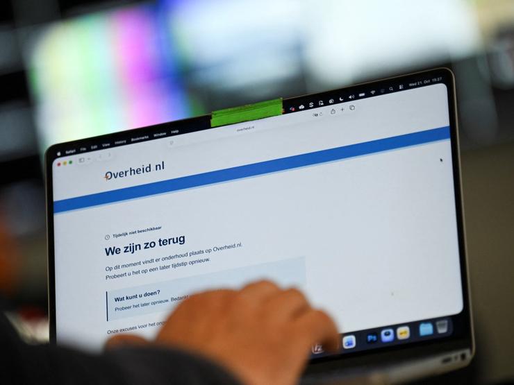 A computer displays the unavailable Dutch website