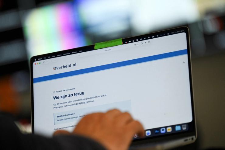 A computer displays the unavailable Dutch website