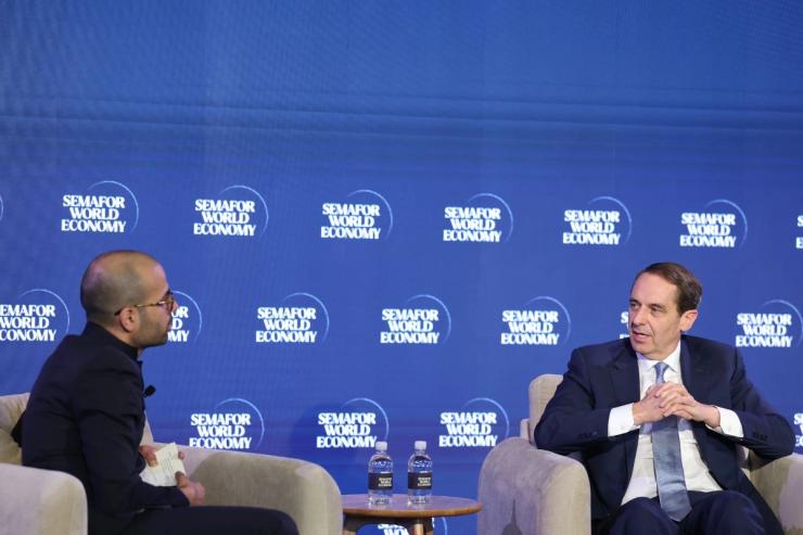 Semafor’s Prashant Rao (L) and Elanco CEO Jeff Simmons.