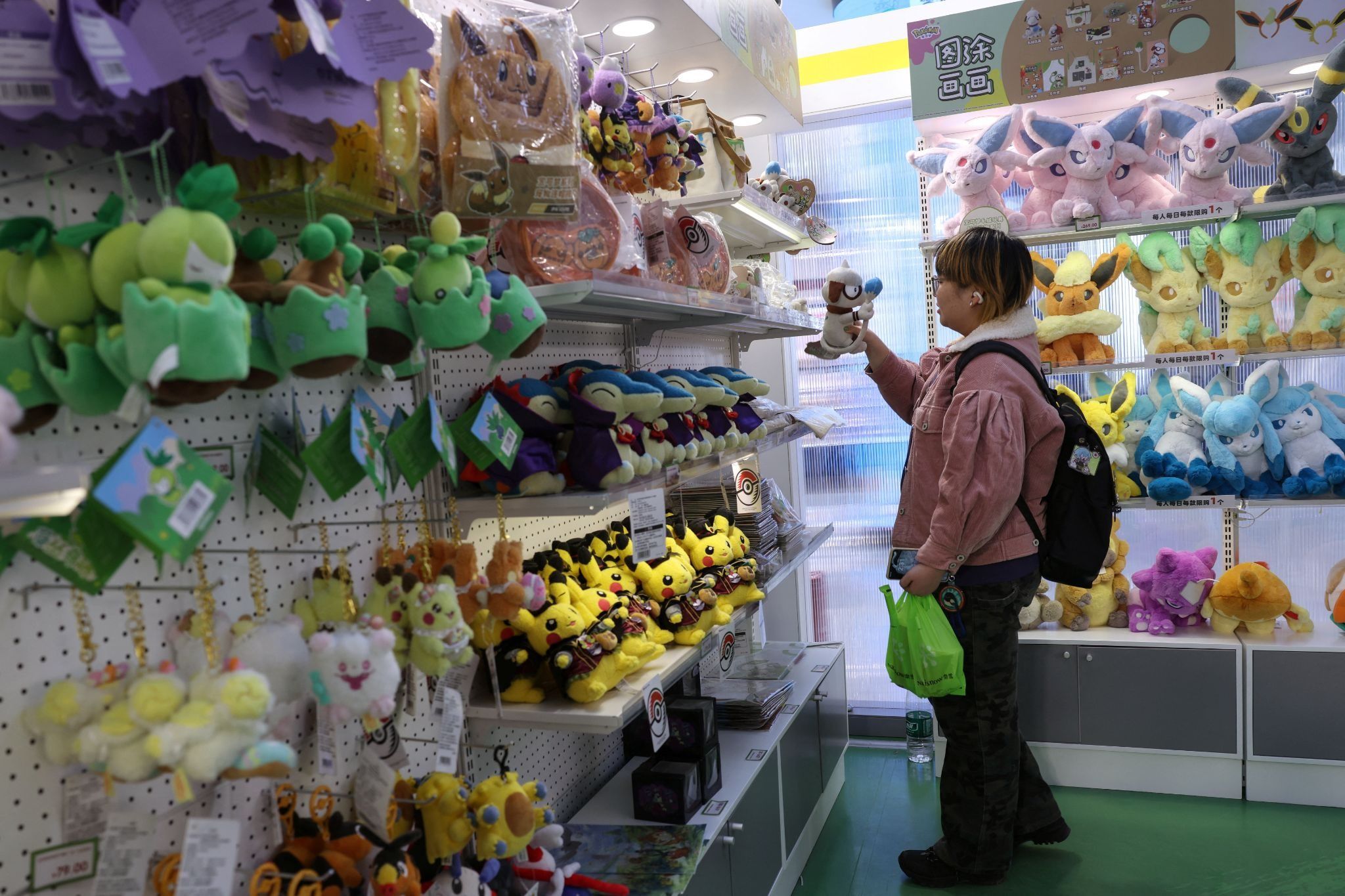 Capsule toy stores reach 1,400 locations across Japan