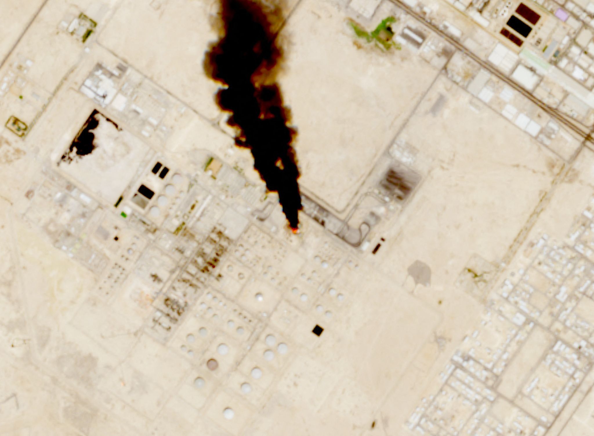 Oil Prices Rise as Houthi Strikes Intensify and Shipping Near Hormuz Disrupted