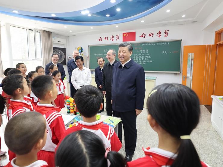 Xi Jinping visiting a school in China.