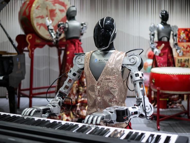 An ensemble of humanoid robots produced by Linkerbot.