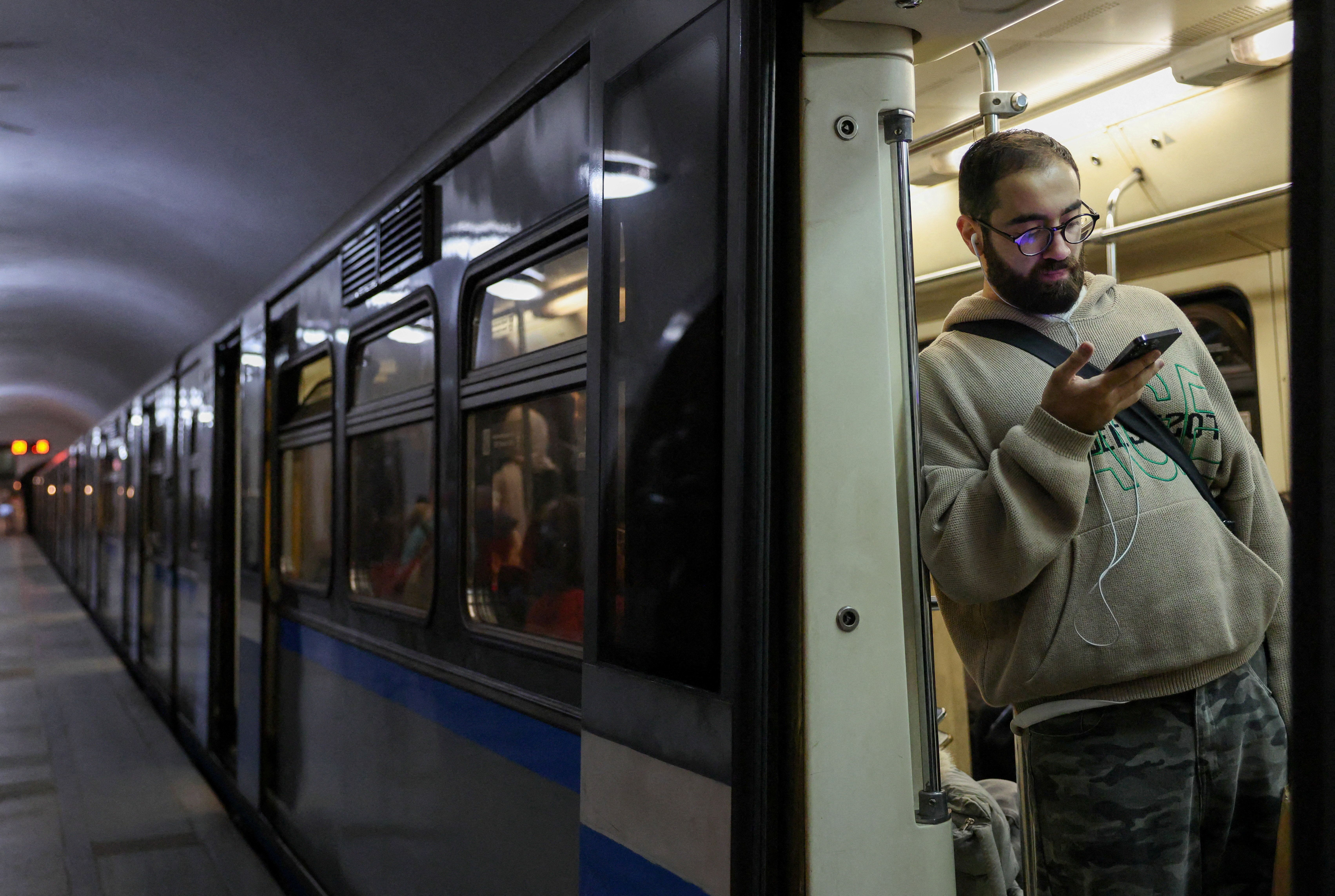 Moscow commuter uses smartphone