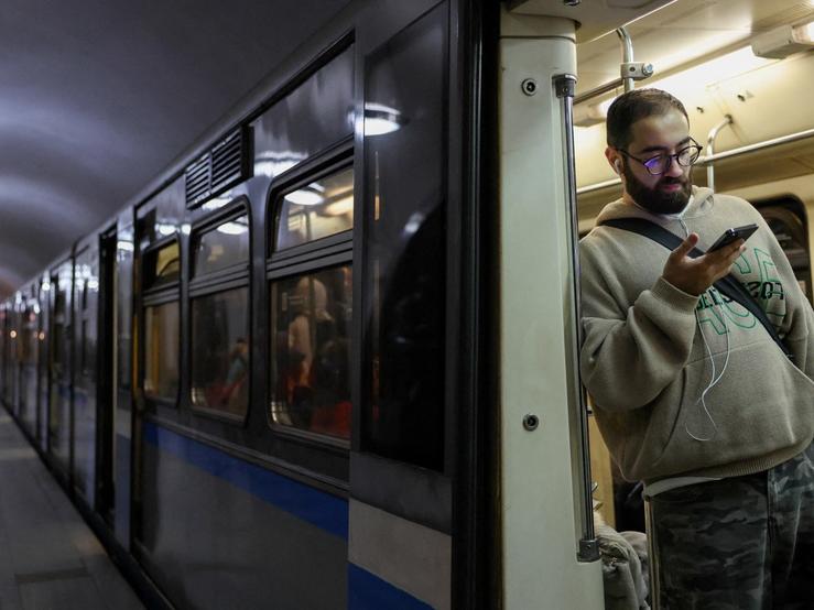 Moscow commuter uses smartphone