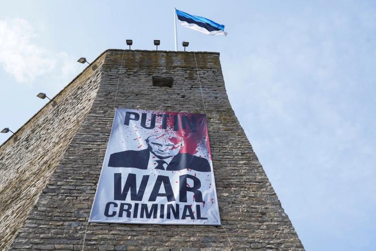 A banner reading “Putin War Criminal” in Narva, Estonia