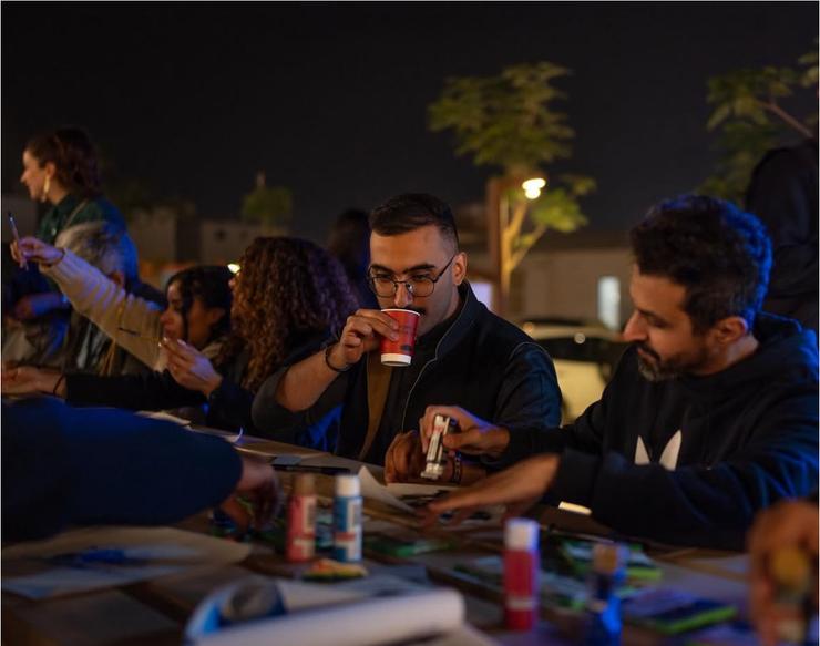A Saudi person drinking a coffee by night.