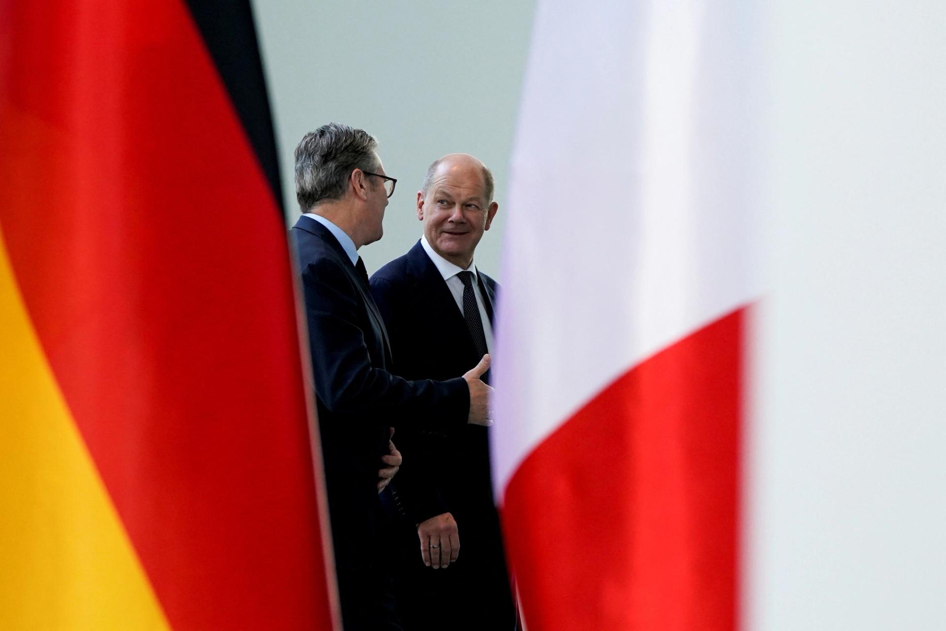 British Prime Minister Keir Starmer walks with German Chancellor Olaf Scholz.