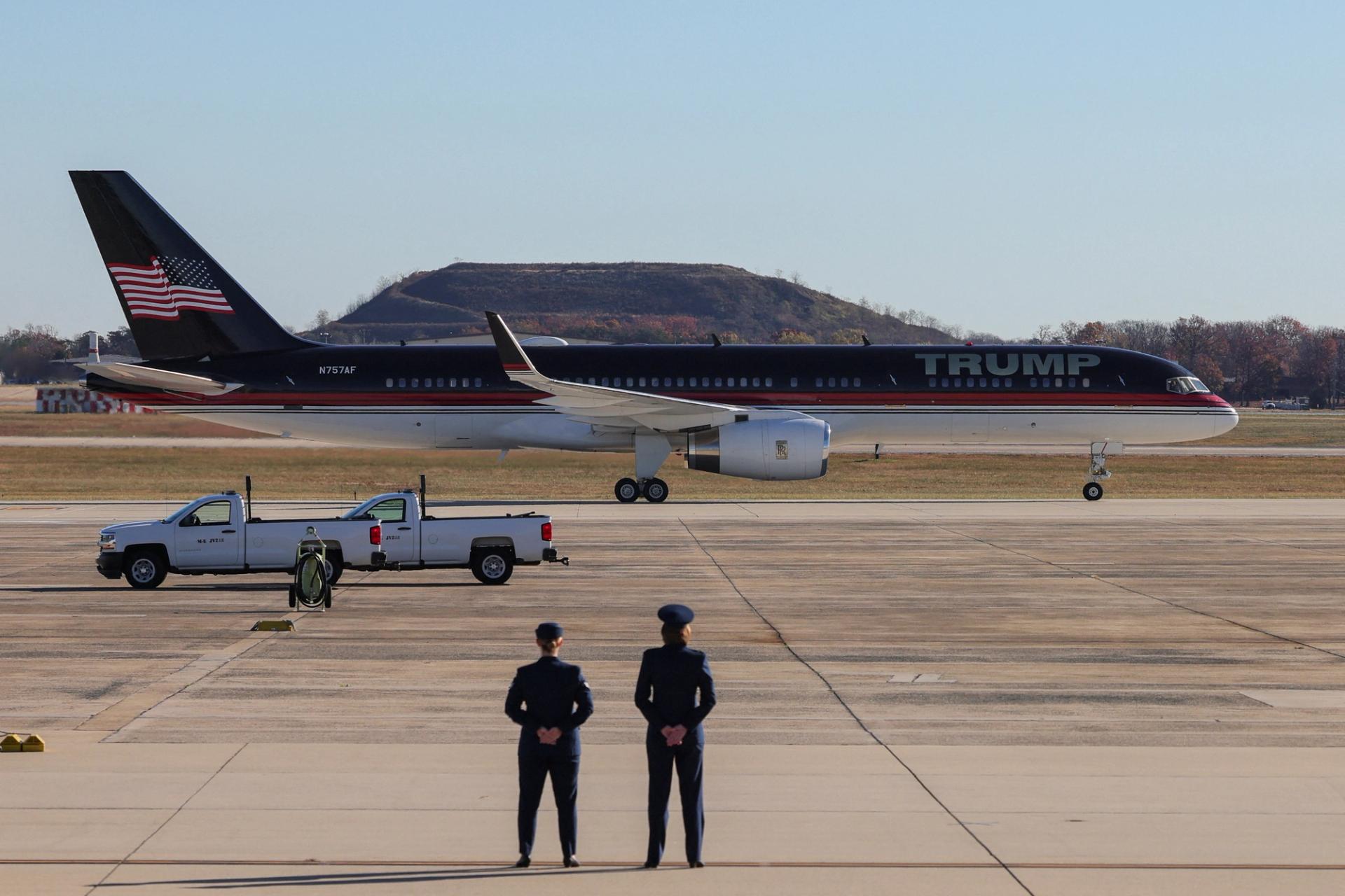 A photo graph of Trump’s airplane.